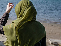 На пляже в Ницце вооруженные полицейские заставили мусульманку частично снять буркини