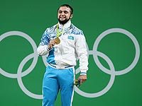 Тяжелоатлет из Казахстана стал олимпийским чемпионом и установил мировой рекорд
