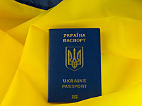 Опрос: более половины жителей Украины хотели бы уехать из страны