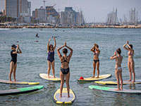 Йога в Тель-Авиве: асаны на доске для серфинга