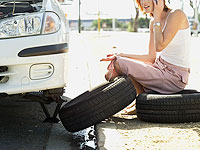 Суд назвал глупым стереотипом утверждение, что женщина не может заменить колесо у машины