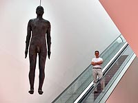 "Объект 199": чугунное тело знаменитого скульптора повешено в лондонской галерее