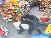Продавщица избила преступника, пытавшегося ограбить магазин в Рамат-Гане