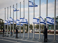 На площади перед Кнессетом приспущены государственные флаги
