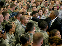 Президент США Барак Обама во время встречи с американскими военными (архив)