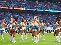 Впервые в истории: британская cheerleader выступила в матче NFL