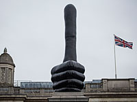 Трафальгарскую площадь украсила новая скульптура: поднятый вверх большой палец
