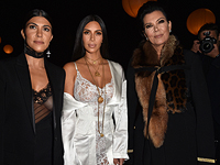 Ким Кардашьян (в центре) на Неделе высокой моды в париже. Слева от нее сестра Кортни, справа - мать Крис Дженнер. Осень 2016 года