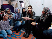Королева Иордании Рания с беженцами из Сирии. Апрель 2016 года