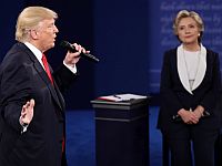Дональд Трамп и Хиллари Клинтон во время второго раунда дебатов