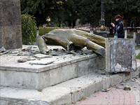 В Крыму сброшен с постамента и разрушен памятник Ленину