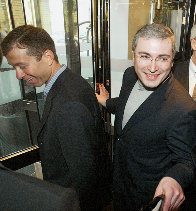 Роман Абрамович и Михаил Ходорковский в 2003 году (за полгода до ареста Ходорковского)