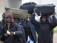 Исход из "джунглей": эвакуация мигрантов из лагеря в Кале. Фоторепортаж