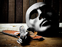 В центре "Биг" в Регбе задержан 18-летний "шутник" в театральной маске и с ножом