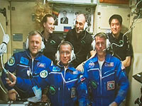 Шейн Киброу (в нижнем ряду справа) на борту МКС. Октябрь 2016 года