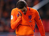 Столкновение в товарищеском матче: нападающий сборной Голландии частично утратил память