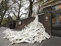 Протест против штурма Алеппо: вход в посольство РФ в Лондоне завалили пластиковыми руками
