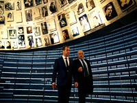 Дмитрий Медведев и сотрудник "Яд ва-Шем" Арон Шнеер. 11 ноября 2016 года