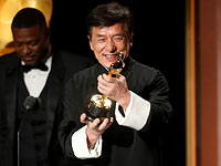 Джеки Чан на церемонии  вручения почетных премий Американской академии киноискусств. 12 ноября 2016 года  