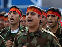 Иранские солдаты на параде, 2008 год