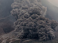   Началось новое извержение вулкана Синабунг в Индонезии