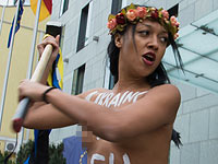 "Украина в ЕС": обнаженная секстремистка FEMEN разбивает стену
