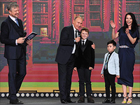 Президент РФ Владимир Путин принял участие в церемонии вручения премий Русского географического общества и устроил мини-экзамен по географии для двух детей, спросив одного из них о границах РФ