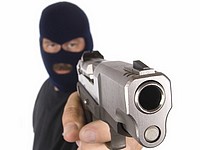 Вооруженный преступник в маске ограбил филиал Почтового банка в Рош Пине