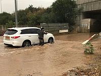 Пограничники эвакуировали восемь человек из машин на затопленной дороге