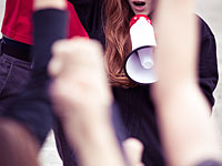 На акции протеста в Тель-Авиве сотни женщин требовали отправить в тюрьму Офека Бухриса    