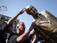 В Тель-Авиве "снесли" памятник Нетаниягу
