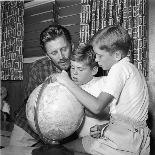 Кирк Дуглас с сыновьями Джоелем и Майклом. 1956 год
