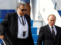 Посол РФ в Турции Андрей Карлов и президент РФ Владимир Путин. Анкара, 10 октября 2016 года