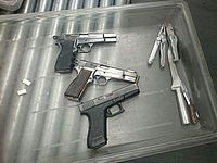 Три человека задержан по подозрению в контрабанде оружия