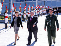 Посол Кириакос Амиридис (в центре) на торжественной церемонии 25 мая 2016 года