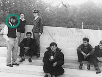 На этой фотографии, сделанной Джоном Ленноном в 1960 году, Аллан Уильямс - крайний слева. На переднем плане в центре сидит Пол Маккартни, второй справа - Джордж Харрисон