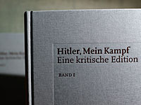 Книга "Майн Кампф" Адольфа Гитлера стала в Германии бестселлером