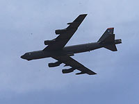 Во время учебного полета американский бомбардировщик B-52 потерял один из двигателей