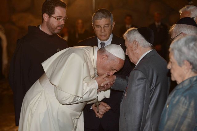 Папа Римский Франциск целует руку еврею, пережившему Холокост. Иерусалим, май 2014 года