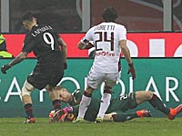 Игрок "Милана" ударил ногой в голову вратаря соперника. После этого Харт пропустил два мяча