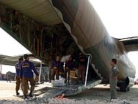 Загрузка продовольствия в C-130 Hercules в Индонезии (архив)