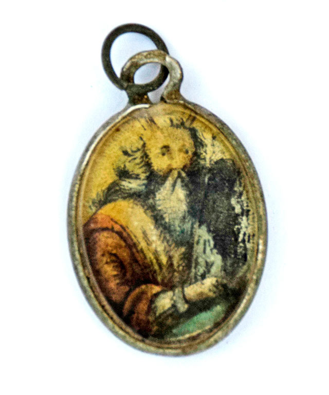 Стеклянный кулон с металлическим покрытием, на котором изображен Моисей с десятью заповедями 