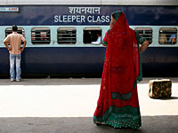 В Индии сошел с рельсов скорый поезд, десятки погибших