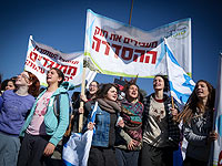 Поселенцы митингуют возле Кнессета, коалиция пытается заморозить закон о легализации форпостов