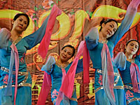 Китайцы празднуют начало года Огненного Петуха. Фоторепортаж