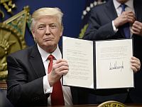  Дональд Трамп на церемонии подписания указа. 27 января 2017 года 