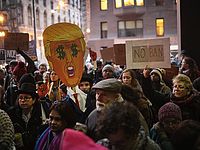 Протесты против политики Трампа в Чикаго