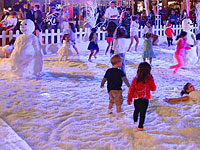 Снегопад в Дубае, местные жители лепят снеговиков
