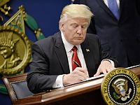 Дональд Трамп на церемонии подписания указа. 27 января 2017 года
