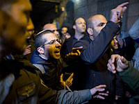 Возле галереи "Барбур" в Иерусалиме проходят акции протеста левых и правых активистов